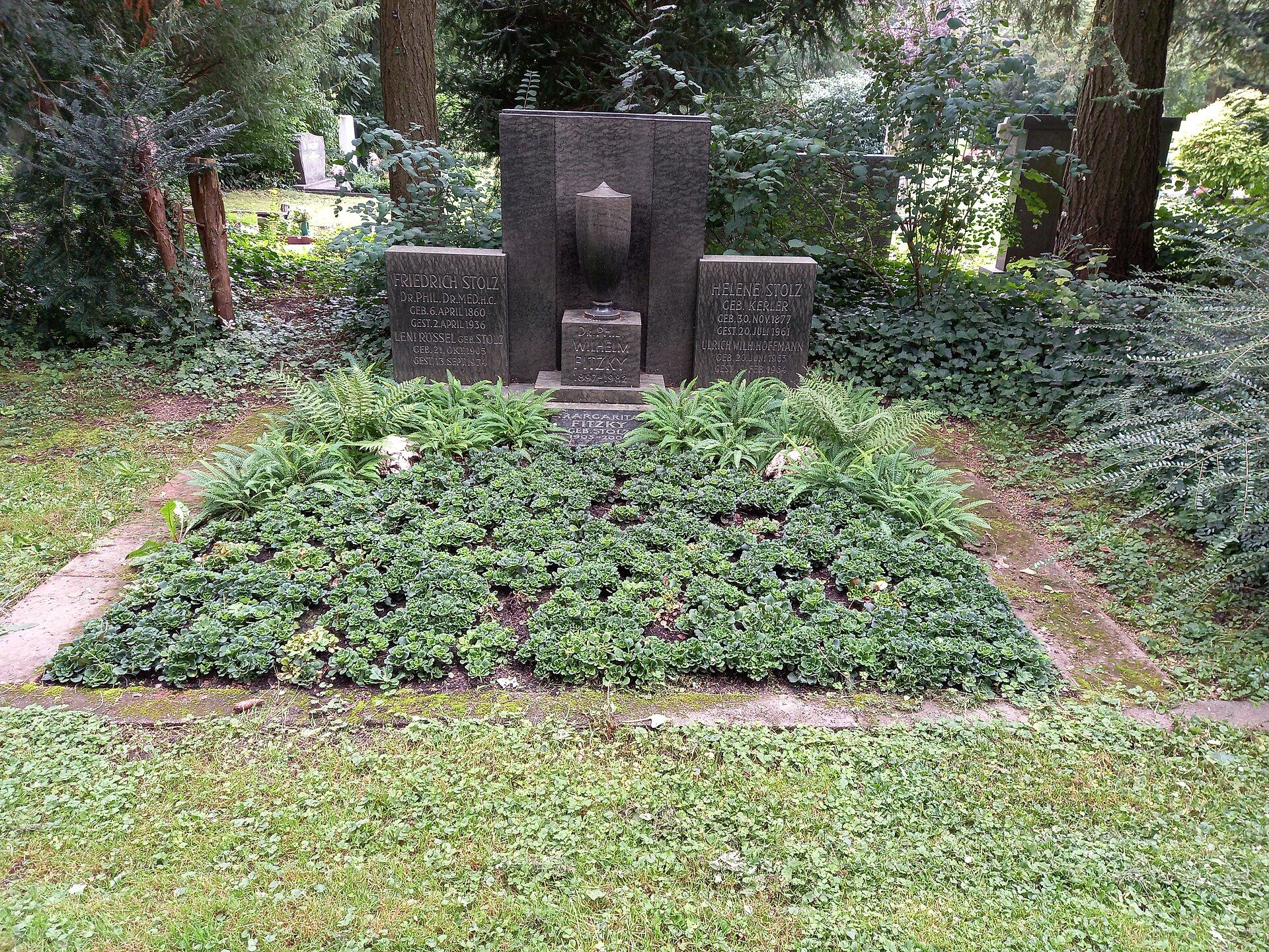 Familiengrab mit dem Grabstein von Friedrich Stolz auf dem Friedhof Höchst