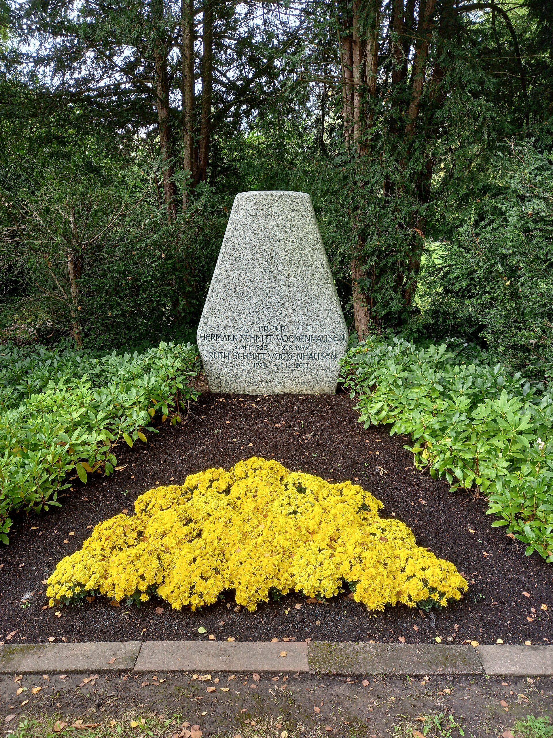 Grabstein von Hermann Schmitt-Vockenhausen und Ruth Schmitt-Vockenhausen auf dem Friedhof Höchst